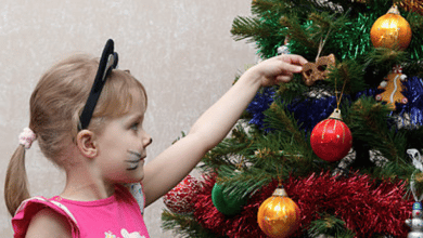 Petite fille déguisée en chat pour Noël