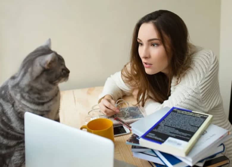 femme qui observe son chat