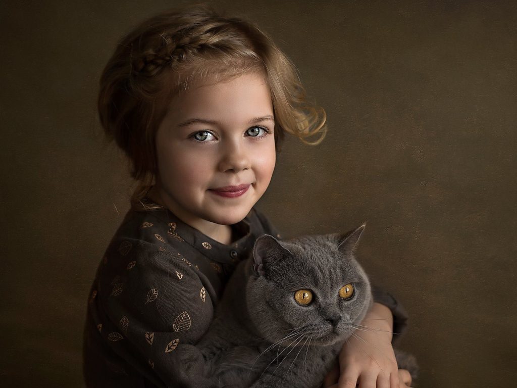 Fond d'écran d'une adorable petite fille avec un beau chat gris