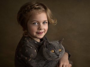 Fond d'écran d'une adorable petite fille avec un beau chat gris