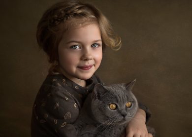 Fond d'écran d'une adorable petite fille avec un beau chat gris