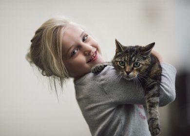 Fond d'écran d'une fillette avec un beau chat tigré dans ses bras