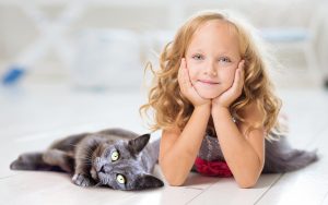 Fond d'écran d'une jolie fillette sur le sol avec un beau chat noir