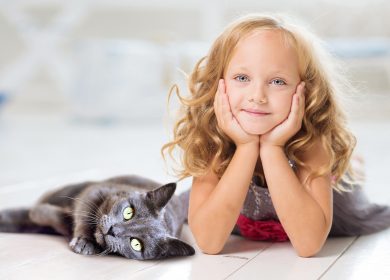 Fond d'écran d'une jolie fillette sur le sol avec un beau chat noir