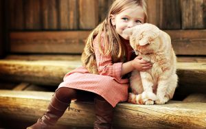 Fond d'écran d'une mignonne petite fille assise sur des marches de bois avec un chat