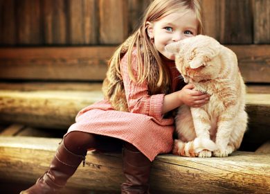 Fond d'écran d'une mignonne petite fille assise sur des marches de bois avec un chat